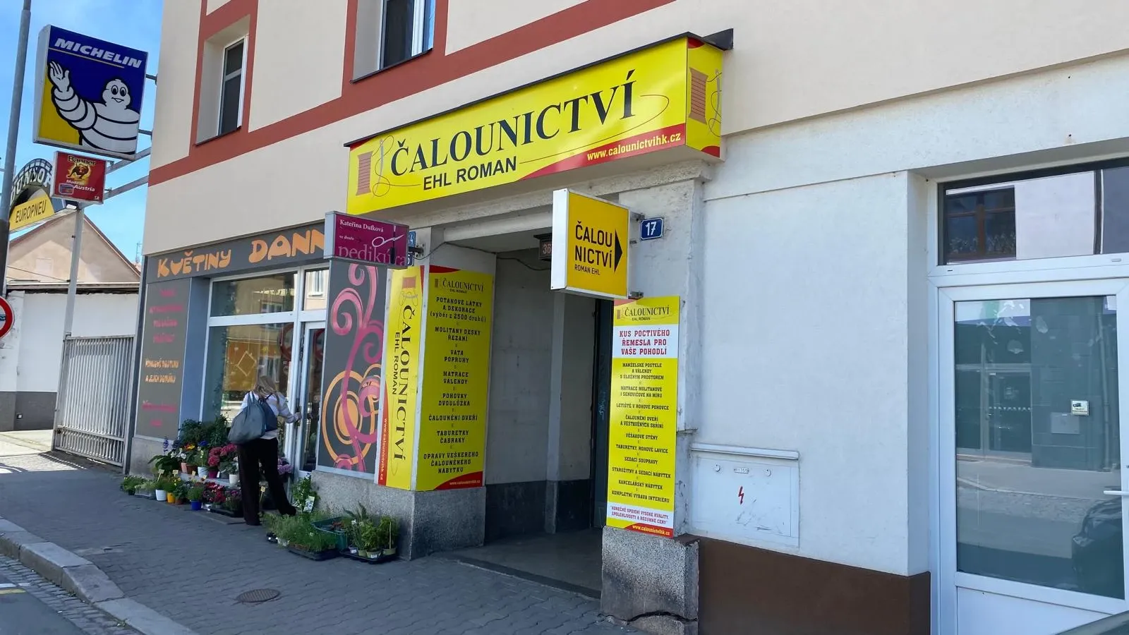 Vchod do Čalounictví Ehl Roman z Hořické ulice v Hradci Králové — žlutý štít nad průjezdem do dvora